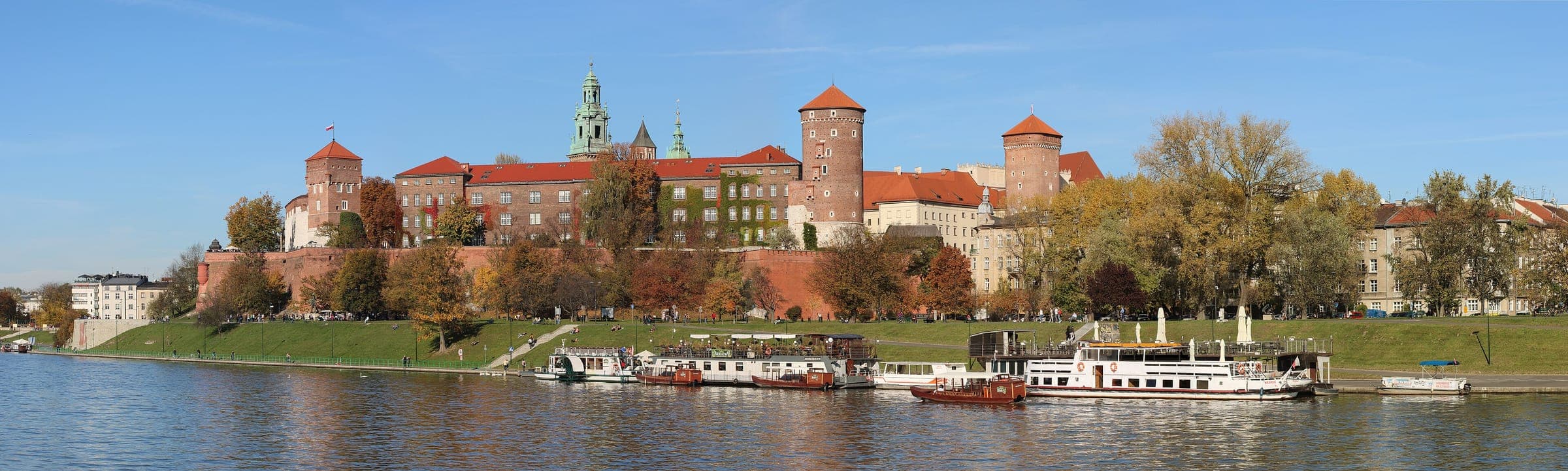 Wawel Castle above the Vistula river in Kraków in autumn